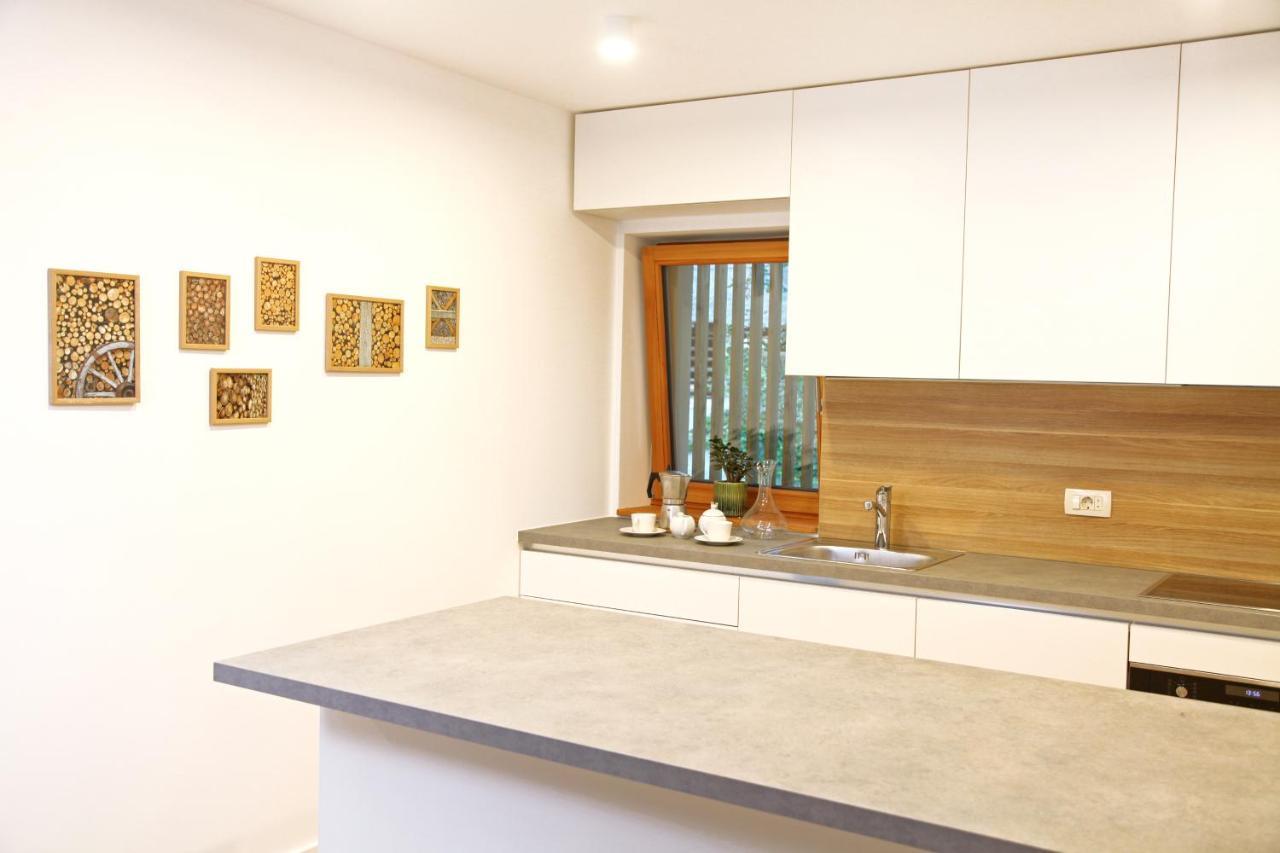 Apartment Jurijana - New 4-Bedroom Triplex With Sauna & Garden ボーヒニ エクステリア 写真