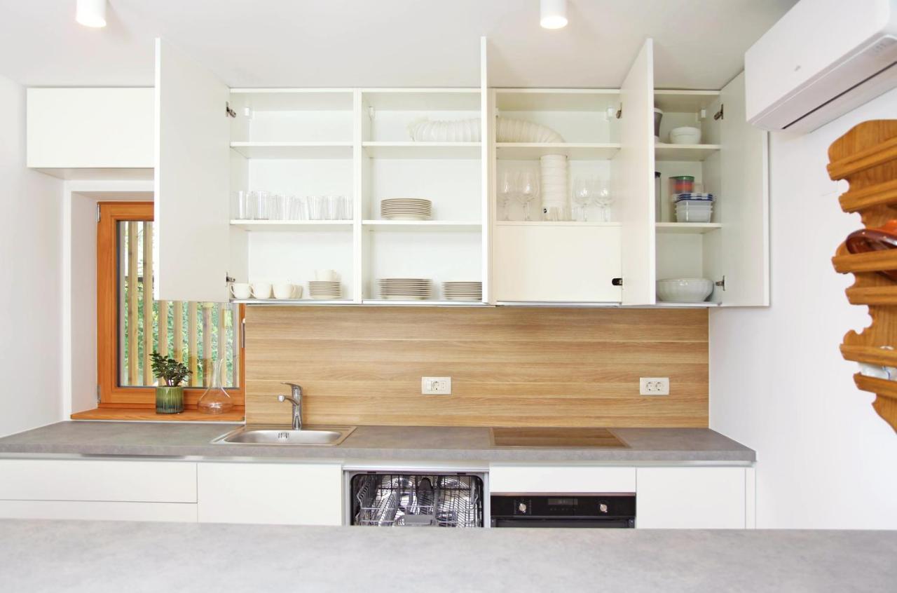 Apartment Jurijana - New 4-Bedroom Triplex With Sauna & Garden ボーヒニ エクステリア 写真